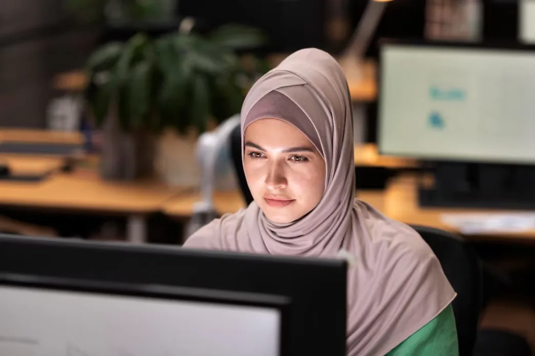 Visa specialist guiding an application
